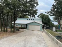 Lakefront Retreat with Spectacular Panoramic Views. Pet Friendly!
