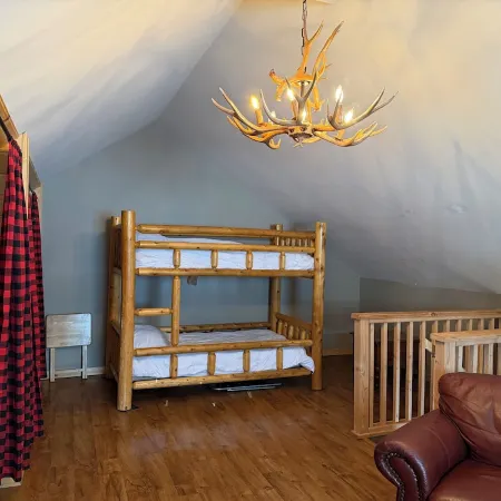 Cabin Close to Town, Private Beach, Parking & Hot Tub