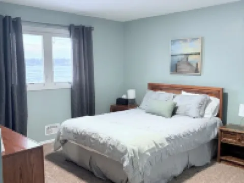 Beautiful walkout lakefront property - Location, Location, Location!!! フェアモントのホテル