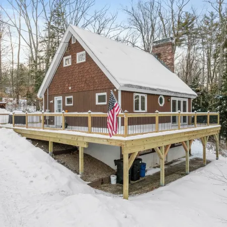 White Cap Cabin, Dog Friendly Chalet Including a Game Room, Hot Tub, Fireplace
