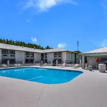 Clarion Pointe Marshall