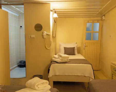 Tarihi Rum Konağı Antikhan Hotels in Ayvalik