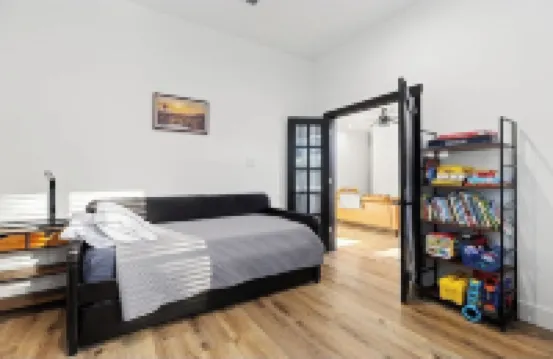 Master suite/ Soaking Tub/ Spacious Kitchen