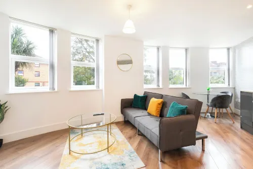 Stylish Flat in Romford - 5mins for Elizabeth Line