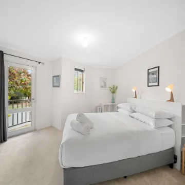 Stylish 1-Bed Stay with Balcony & Study