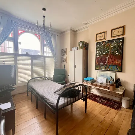 Women only - single room, shared shower, free evening parking 5PM -8AM zone S Отели рядом с достопримечательностью «Фулхэм»