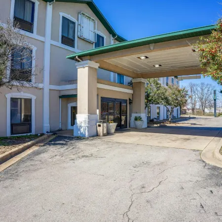 Ark Suites by OYO Jonesboro I-555