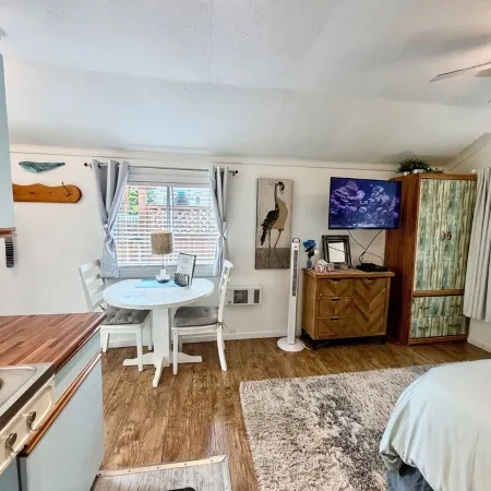 Oceanfront Studio Suite:Ocean Access, Boardwalk, Dock, BBQ, Kayaks & Crab Traps!