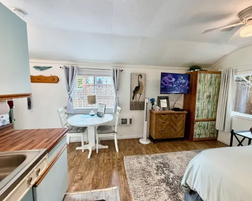 Oceanfront Studio Suite:Ocean Access, Boardwalk, Dock, BBQ, Kayaks & Crab Traps! Hotels in Sooke