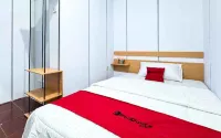RedDoorz Syariah at Sultana Guest House - Pensions