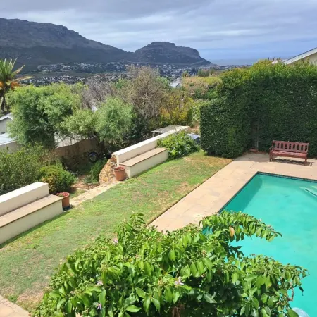The Lookout 3 Bedroom Home in Fish Hoek Отели рядом с достопримечательностью «Торговый центр Longbeach»