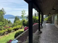 Cozy Home with Ocean and Mountain views. Family sized wth game room and deck