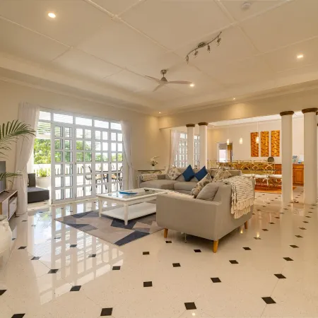 2 Bed Villa - Sleeps 4 - Pets - Pool - Garden