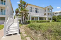 Manu Kai - Beachfront House with Private Pool and Hot Tub 6 Bedroom Home by RedAwning - 4성급