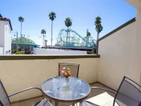Carousel Beach Inn - Motels