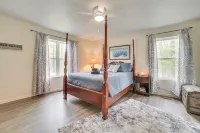 Pet-Friendly Kalkaska Home ~ 19 Mi to Torch Lake! - parking