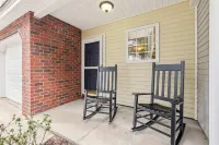 Queen Kelsey-Mins from Credit One-Pet Friendly - Homestays