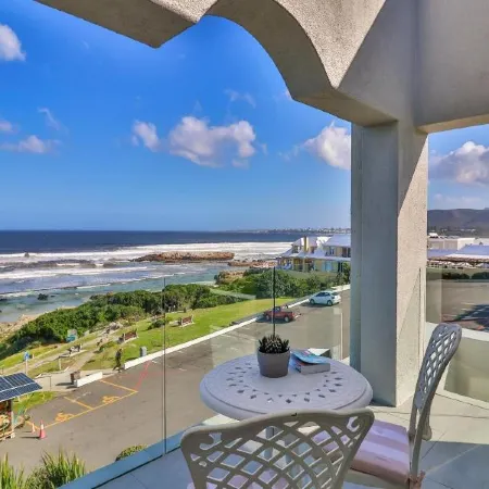 Hermanus Beachfront Lodge