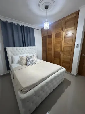 2BR Apt Near HOMS & Airport w Parking w WiFi - 公寓