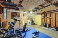 Peace & Serenity in Gresham! Sleek Home w/ Yard - Homestays