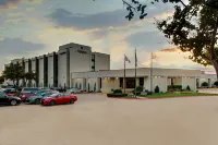 Doubletree by Hilton Arlington DFW South - موقف سيارات
