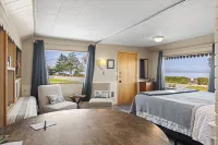 Juan de Fuca Waterfront Hotel & Cottages - Mountain view