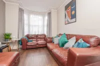 Leeds 4-Bed House - Sleeps 9 Free Parking & WiFi - 2 Yıldız