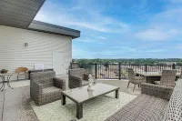 Rooftop Deck, Great Views! Modern Condo Near Dtwn - Apartments