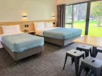 Airport Gold Star Motel - Pools