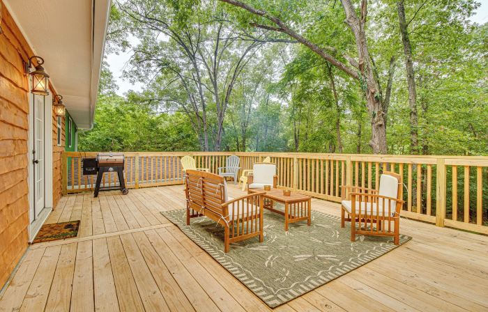 Cotter Home w/ Deck ~ 1 Mi to Big Spring Park!