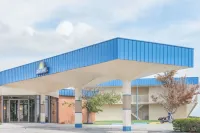 Days Inn by Wyndham St Clairsville Отели рядом с достопримечательностью «Публичная библиотека Огайо»