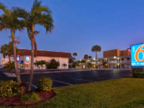 โมเทล 6 โคโค่บีช ฟลอริดา โรงแรมในโคโค่บีช