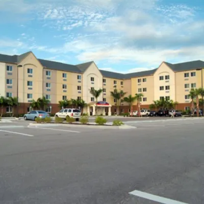 Candlewood Suites FORT MYERS-SANIBEL GATEWAY by IHG โรงแรมใกล้แพร์-อะ-ไดซ์ โปรดิวซ์