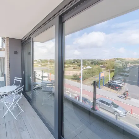 Zoë with Balcony