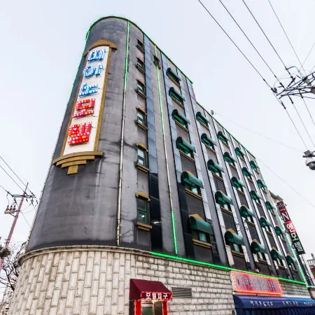 Suwon Piano Отели рядом с достопримечательностью «Парк Мансок»