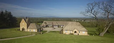 The Fish Hotel Hotels near برج برودواي