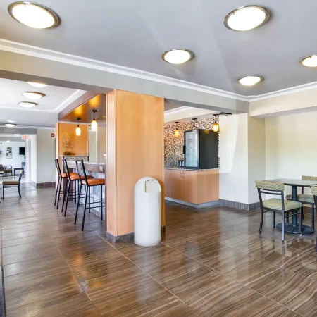 Days Inn & Suites by Wyndham Indianapolis Airport East