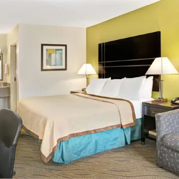 Howard Johnson by Wyndham Houston Heights/Downtown Отели рядом с достопримечательностью «Менил Коллекшен»