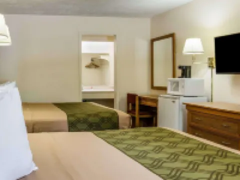 Econo Lodge University Hotels in Lawrence