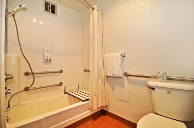 Queen Room with Mobility Accessible Tub-Non-Smoking