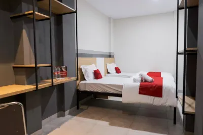RedDoorz Plus near Taman Anggrek Mall Hotel di Jakarta Barat
