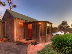 Stanley Lakeside Spa Cabins