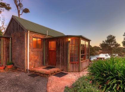 Stanley Lakeside Spa Cabins