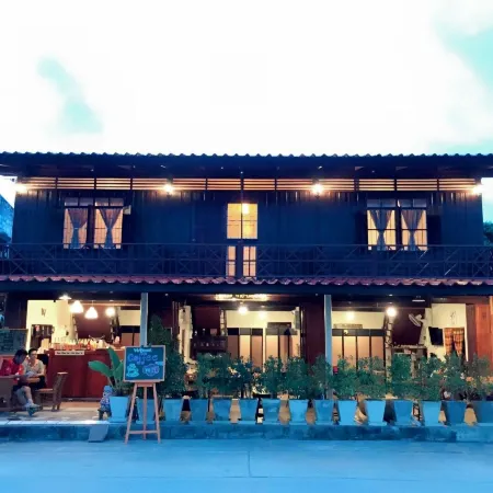 Baan Khun Yaai Mai Khun Ta