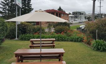 Hibiscus Lakeside Motel