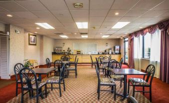 Econo Lodge Inn and Suites - Pilot Mountain