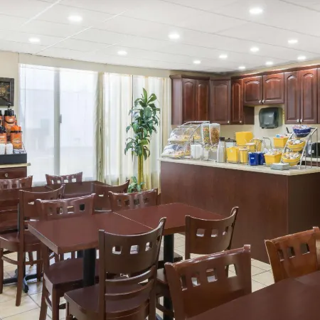 Days Inn by Wyndham Indianapolis Northeast Отели рядом с достопримечательностью «Торговый центр Keystone»