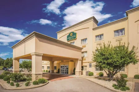 La Quinta Inn & Suites by Wyndham Evansville Отели рядом с достопримечательностью «Истленд Молл»