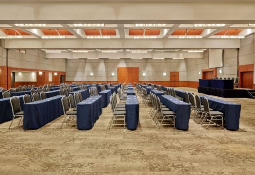 피에스타 아메리카나 레포르마의 웅장한 로비 전경