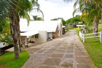 Ikaia River Lodge - parking
